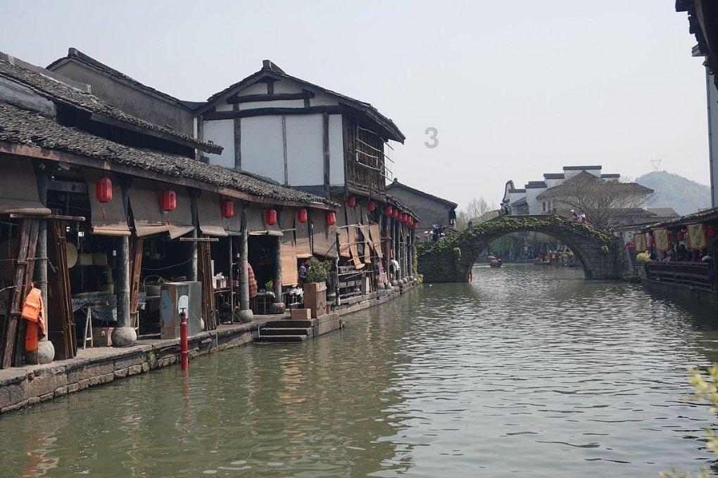 此陵园有座特殊烈士墓，战友坚持为他扫墓，凭吊人员来此都会驻足